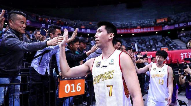 拜仁慕尼黑训练开放日,关键时刻止住颓势引欢呼,CBA季后赛在即,心理建设被强调 拜仁慕尼黑训练开放日,关键时刻止住颓势引欢呼,CBA季后赛在即,心理建设被强调